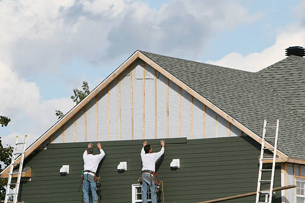 Professional Siding technician working in Commercial Point, OH